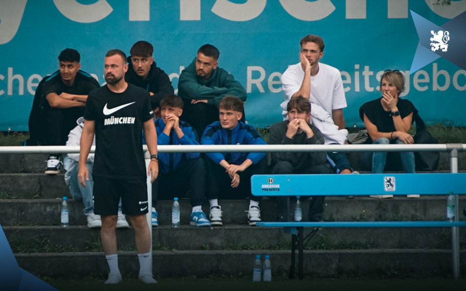 Ungewollt viel Platz hat U21-Coach Felix Hirschnagl auf der Auswechselbank. Ungewollt viel Platz hat U21-Coach Felix Hirschnagl auf der Auswechselbank.