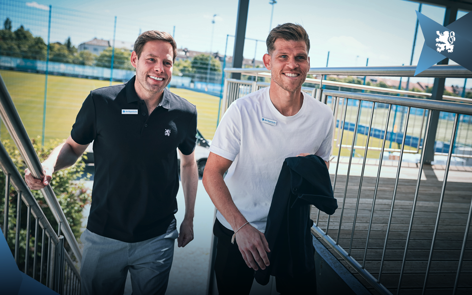 Löwen-Geschäftsführer Dr. Christian Werner mit Florian Niederlechner auf dem Weg zur offiziellen Vorstellung. Löwen-Geschäftsführer Dr. Christian Werner mit Florian Niederlechner auf dem Weg zur offiziellen Vorstellung.